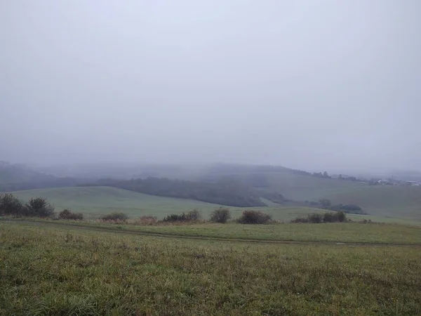 Schöne Berglandschaft Mit Nebel — Stockfoto