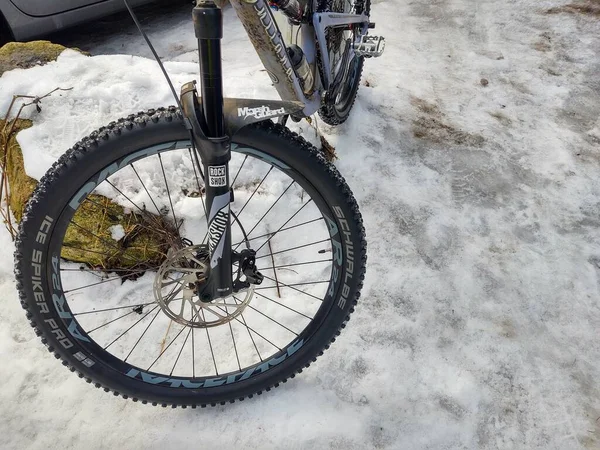 雪地上运动自行车的一部分 — 图库照片