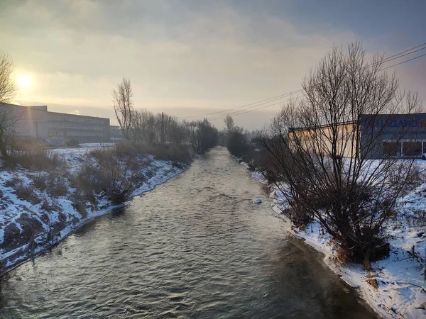 Winterlandschap Met Rivier Besneeuwde Kusten — Stockfoto