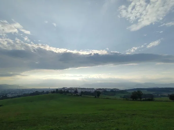 Bela Paisagem Montanhosa Com Cidade Fundo — Fotografia de Stock