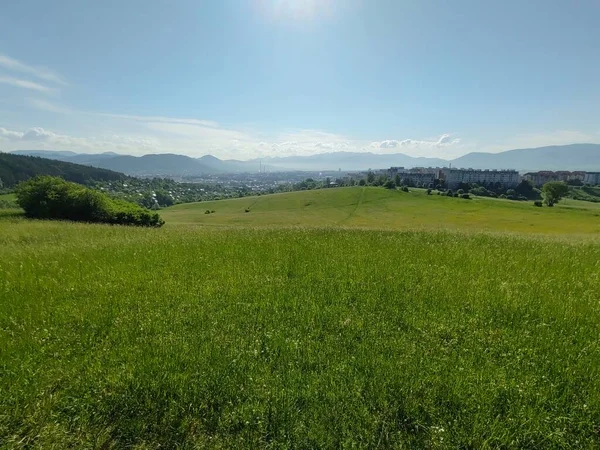 Prachtig Berglandschap Met Stad Achtergrond — Stockfoto