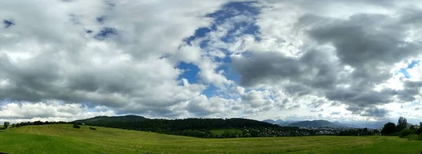 美丽的风景 背景为多云的天空 — 图库照片