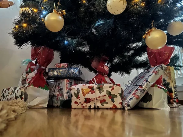 Kerstboom Met Cadeaus Speelgoed Thuis — Stockfoto