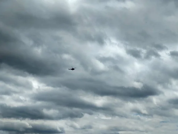 直升机在多云的天空中飞行 — 图库照片