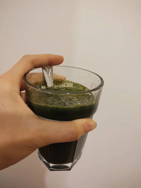 Kvinna Hand Hålla Glas Med Grönt Korn Smoothie — Stockfoto