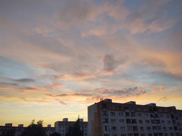 街の建物の上にカラフルな夕日 スロバキア — ストック写真