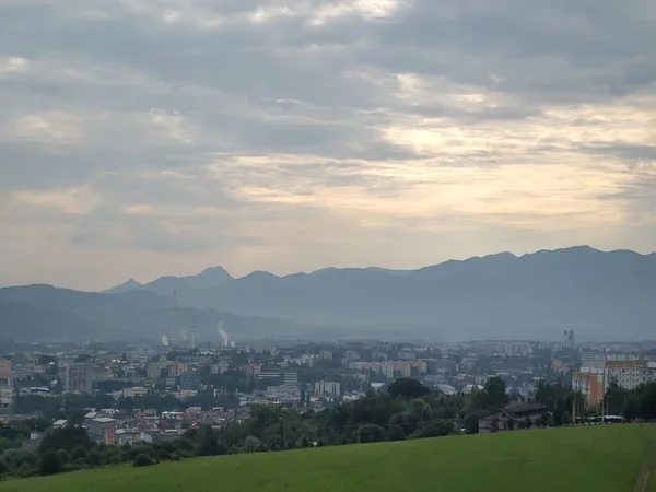 Hermoso Paisaje Montaña Con Ciudad Fondo —  Fotos de Stock