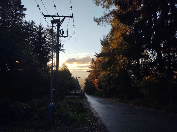 Δρόμος Στην Πόλη Στο Ηλιοβασίλεμα Στο Φόντο Της Φύσης — Φωτογραφία Αρχείου