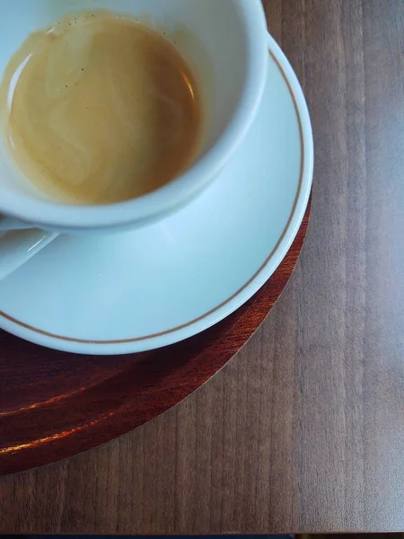 木製の背景にコーヒーを飲みながら — ストック写真