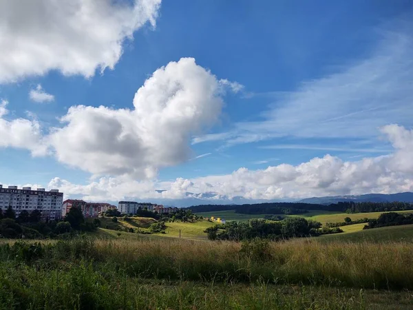 Bela Paisagem Montanhosa Com Cidade Fundo — Fotografia de Stock