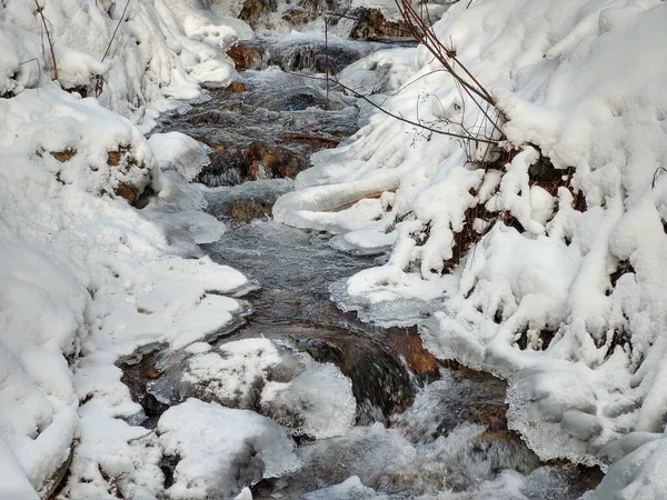 Snöigt Vinterlandskap Med Bäck — Stockfoto