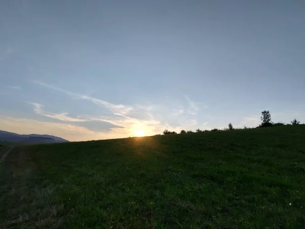 Vackert Bergslandskap Vid Solnedgången — Stockfoto