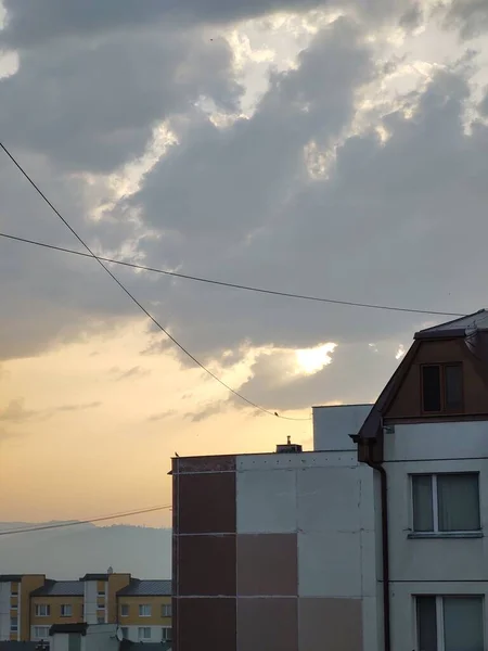 街の建物の上にカラフルな夕日 スロバキア — ストック写真