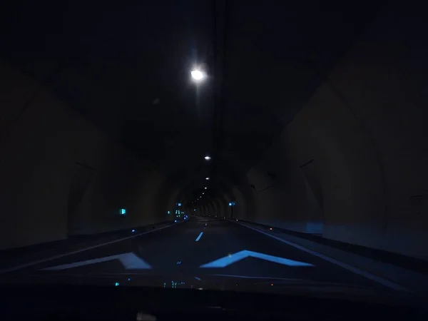 Тёмный Туннель Асфальтовой Дорогой — стоковое фото