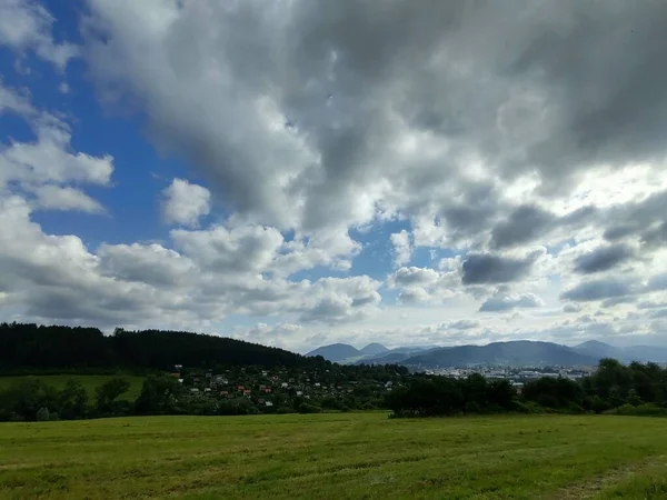 曇り空のフィールドと美しい風景 — ストック写真
