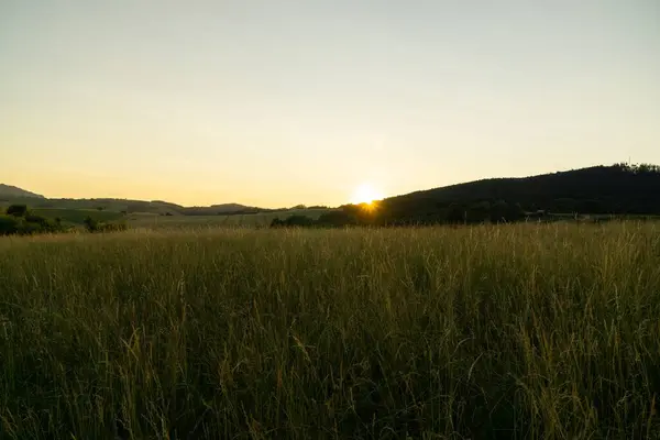 Bel Tramonto Sul Campo Montagna — Foto Stock