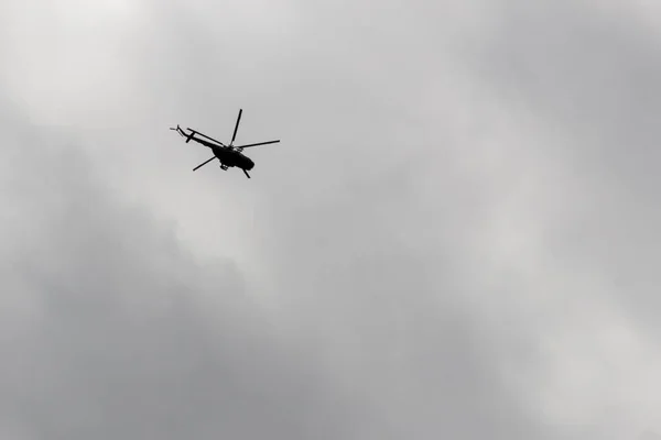 Hubschrauber Fliegt Den Wolkenverhangenen Himmel — Stockfoto