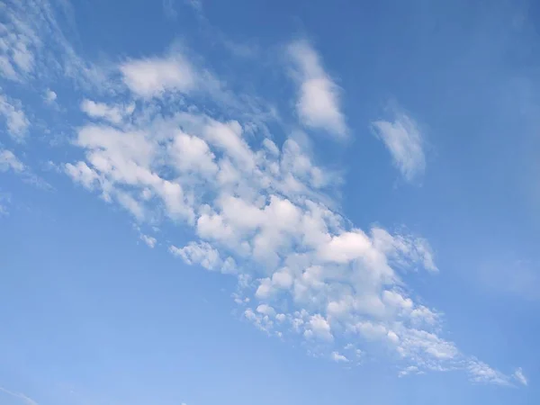 Белые Облака Голубом Небе Заднем Плане — стоковое фото