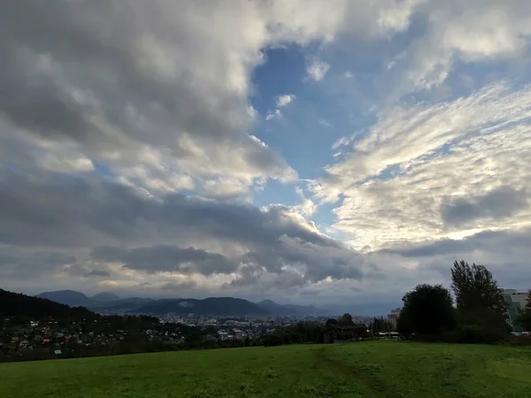 Blick Auf Die Europäische Stadt Den Bergen — Stockfoto