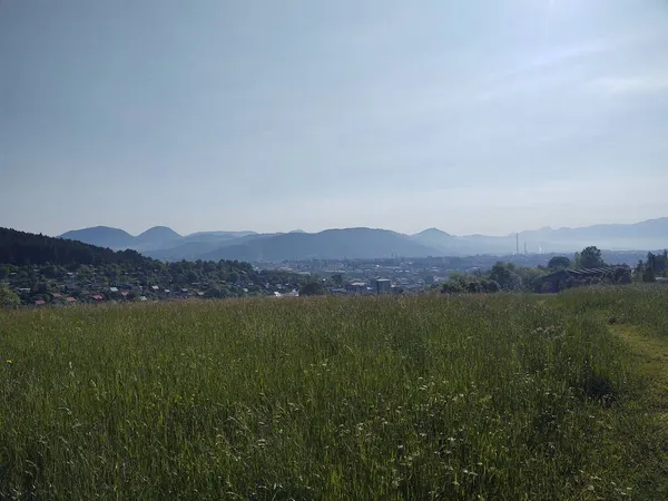 Bellissimo Paesaggio Montano Con Città Sullo Sfondo — Foto Stock