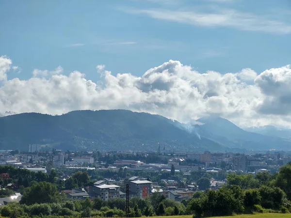 Άποψη Της Ευρωπαϊκής Πόλης Στα Βουνά Την Ημέρα — Φωτογραφία Αρχείου