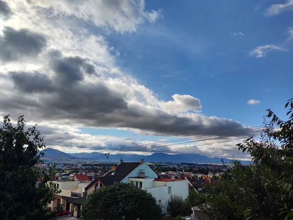 Blick Auf Die Europäische Stadt Den Bergen — Stockfoto