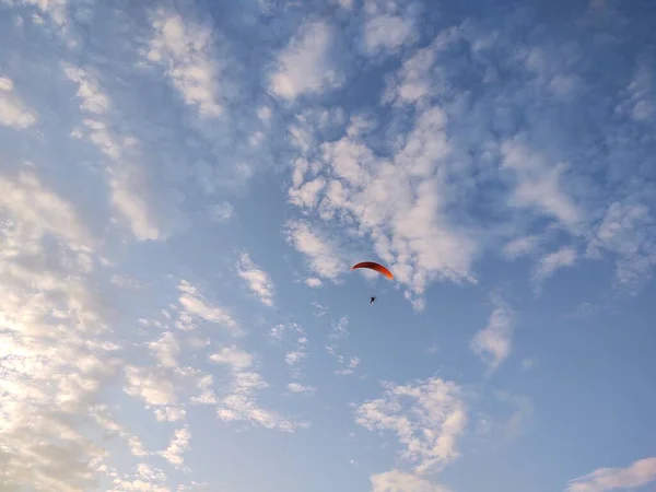 在大自然的背景下在天空中飞翔的滑翔机 — 图库照片