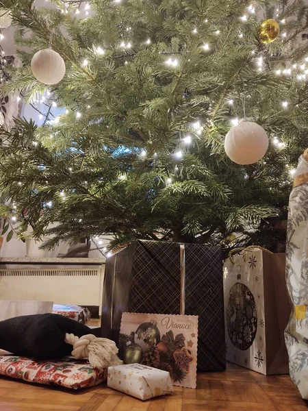Evde Hediyeler Oyuncaklarla Noel Ağacı — Stok fotoğraf