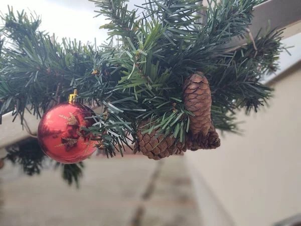 Karácsonyfa Díszítéssel Fenyőágakkal — Stock Fotó