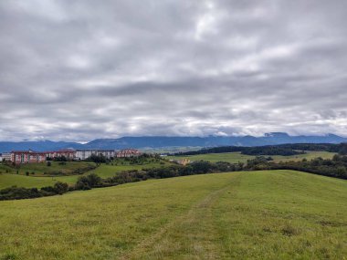 Bulutlu gökyüzünde güzel dağ manzarası