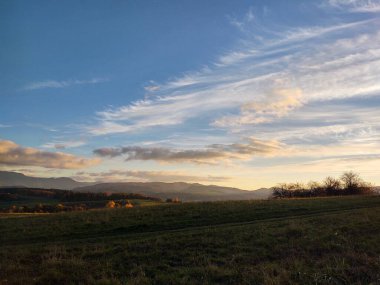 Gün batımında güzel dağ manzarası