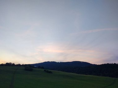 Güzel gün batımı, dağlarda yeşil çayır..