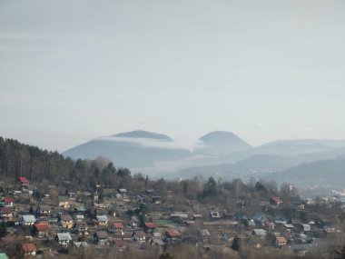 Dağlardaki Avrupa kenti manzarası