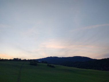 Güzel gün batımı, dağlarda yeşil çayır..