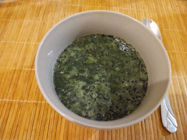 Lezzetli yeşil çorbanın yakın görüntüsü