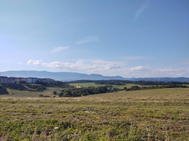 Güneşli bir günde güzel dağ manzarası