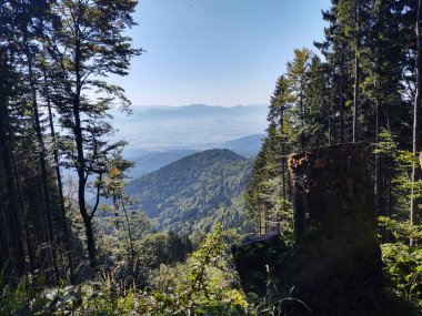 Dağların güzel manzarası, arka planda seyahat yeri
