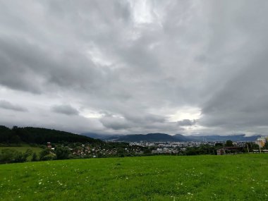 Arka planda şehir olan güzel dağ manzarası