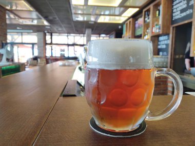 Bardak bira tablo üzerinde çubuk