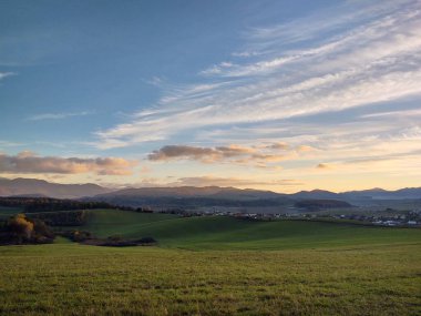 Gün batımında güzel dağ manzarası