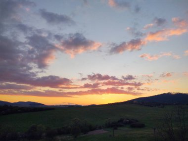 Güzel gün batımında dağ manzarası 