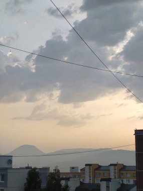 Şehirdeki binaların üzerinde renkli bir günbatımı. Slovakya