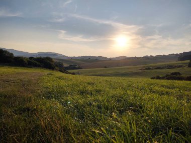 Tarlası olan güzel dağ manzarası 