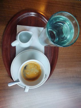 Bir fincan kahve ve bir bardak su.