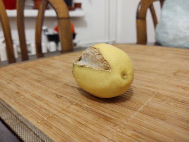 Tahta masada taze olgun meyve.