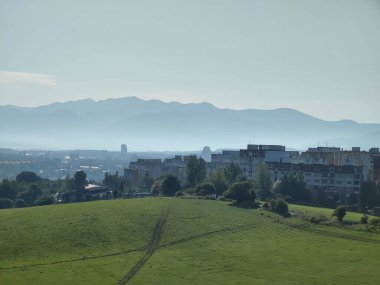 Arka planda şehir olan güzel dağ manzarası
