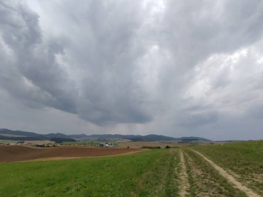 Tarlaları olan güzel dağ manzarası