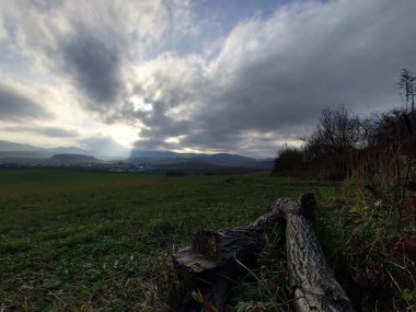 Bulutlu bir günde güzel dağ manzarası