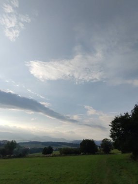 Dağları ve tarlaları olan güzel bir manzara.