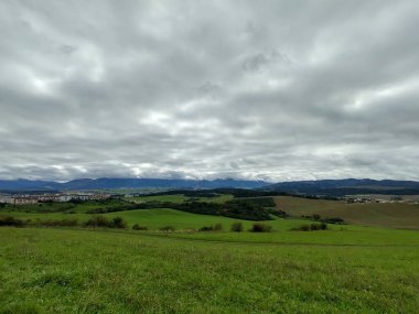Bulutlu gökyüzünde güzel dağ manzarası